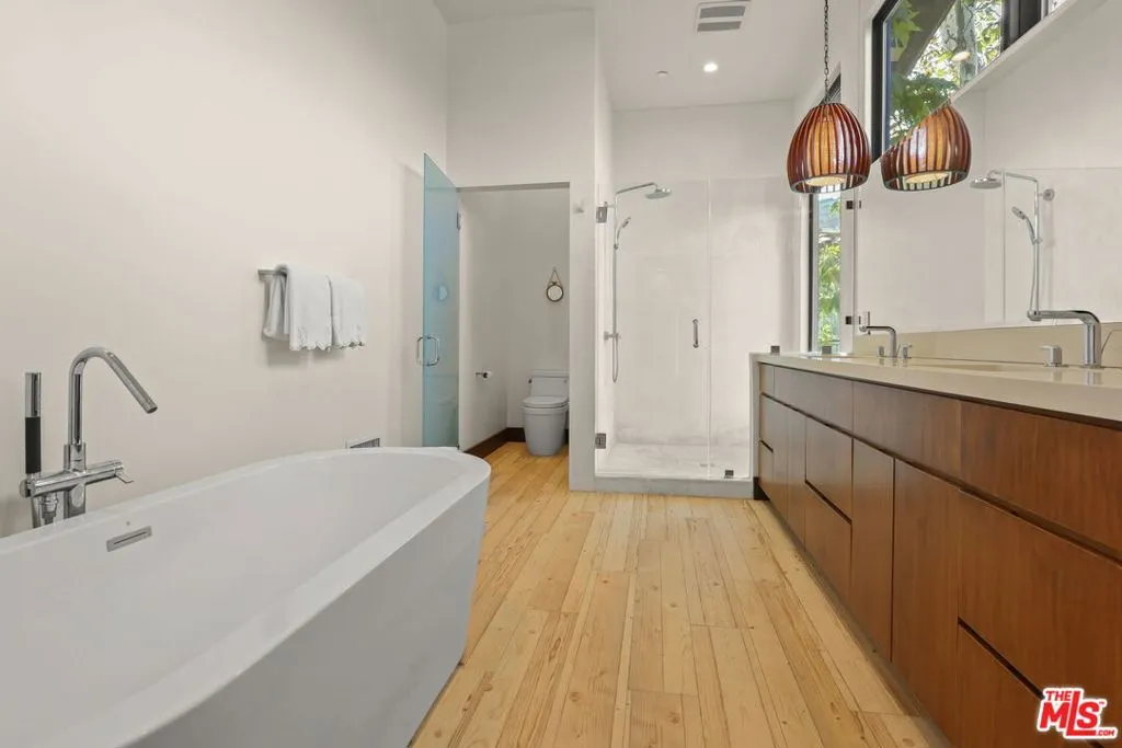 2835 Oak Point Drive, Los Angeles, California 90068 home-pic-20